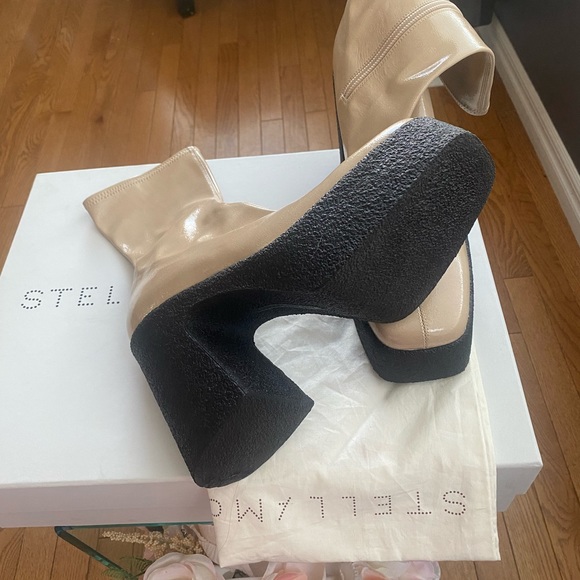STELLA MCCARTNEY BEIGE VEGETERIAN LEATHER SKYLA STRETCH PLATFORM ANKLE BOOTS - Picture 2 of 2